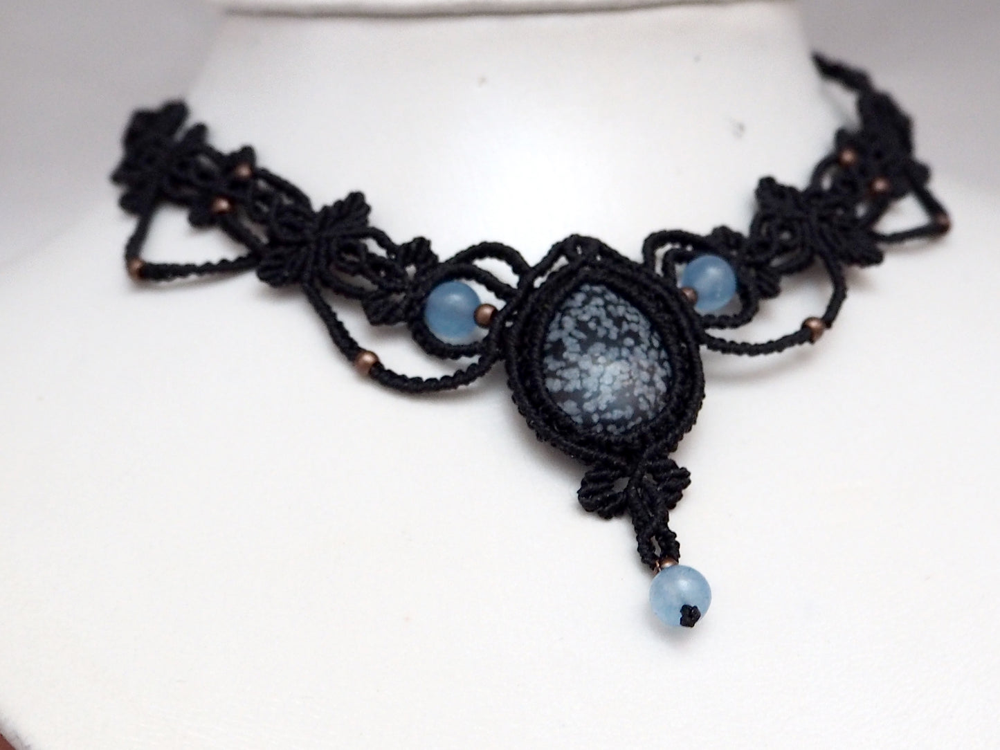 Collar en macramé con Pietersita cuarzo y Aguamarina