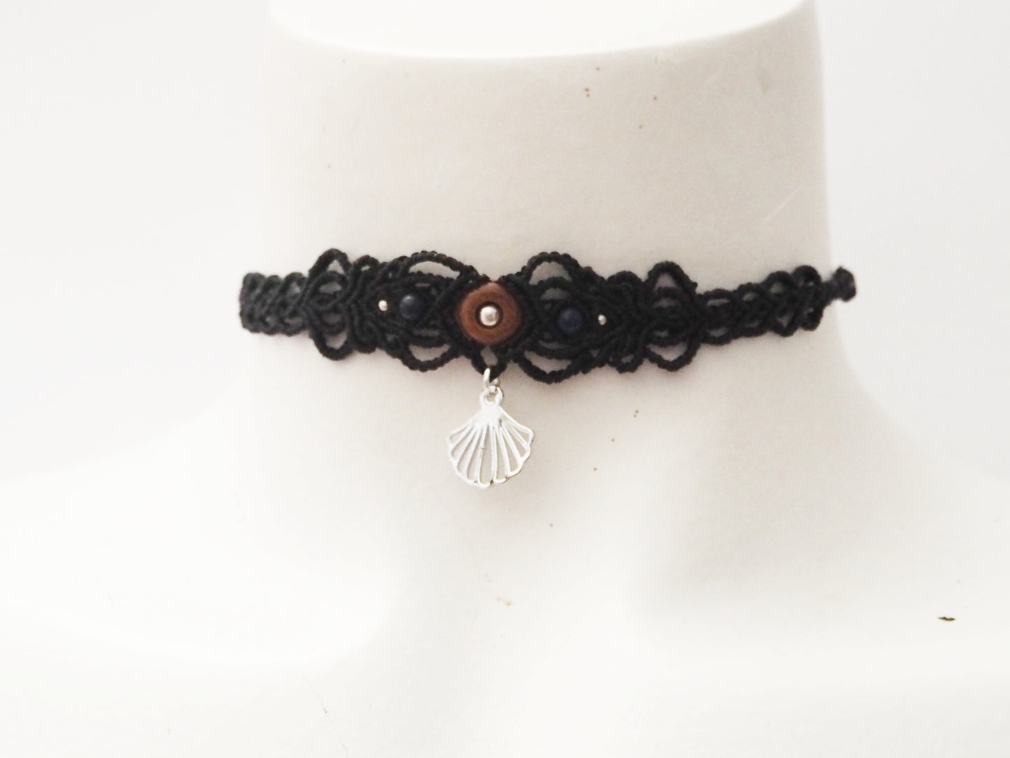 Cocker negro con piedra del sol