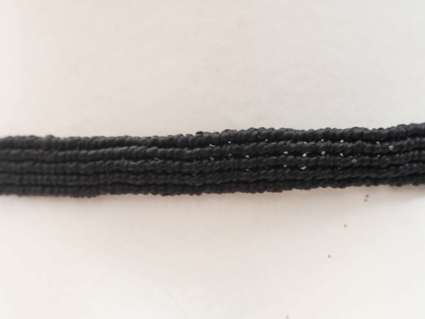 Choker Minimalista: Elegancia en Negro Absoluto