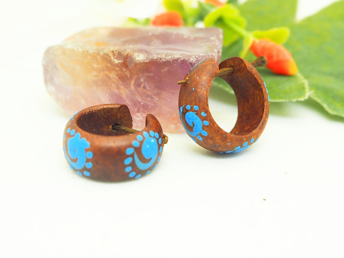 Pendientes de madera pintados