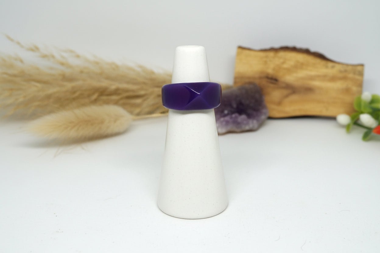 Anillo Elegante de Ágata Violeta Natural - Banda Sólida y Diseño Clásico - My Cuqui Shop