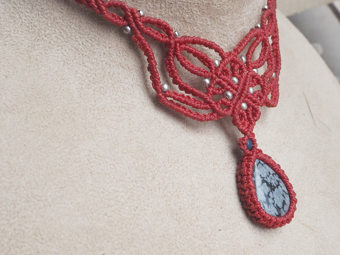 Collar Amuleto "Equilibrio y Purificación" en Macramé Rojo con Obsidiana Copo de Nieve - My Cuqui Shop