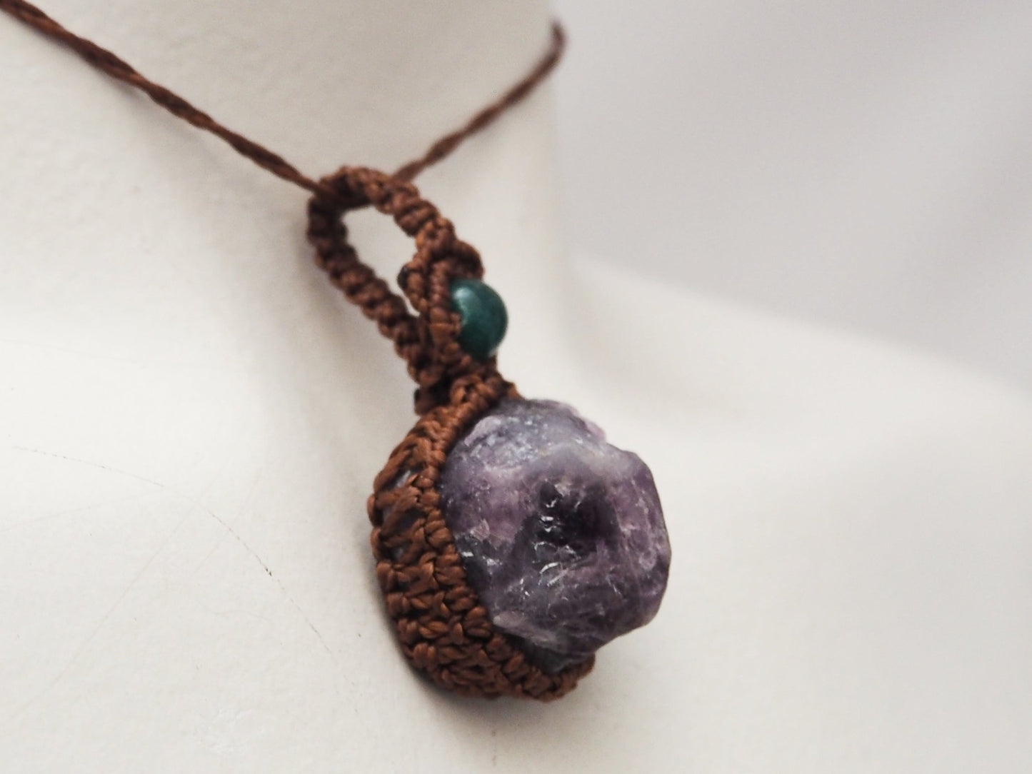 Collar Amuleto "Intuición y Calma" en Macramé con Amatista Bruta y Lapislázuli - My Cuqui Shop