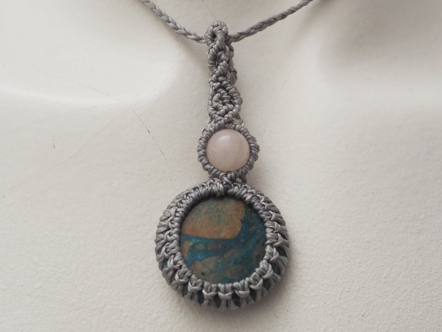Collar Amuleto "Océano y Tierra" en Macramé Gris con Crisocola y Piedra Luna - My Cuqui Shop