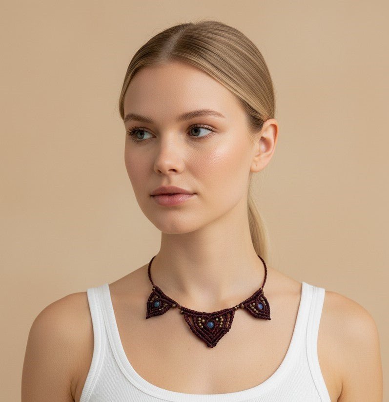 Collar Artesanal de Micromacramé Color Vino/Burdeos con Ágatas Celestes - My Cuqui Shop #
