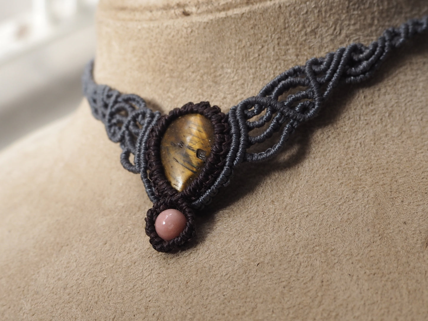 Collar Artesanal Gris con Ojo de Tigre y Rodocrosita - My Cuqui Shop #