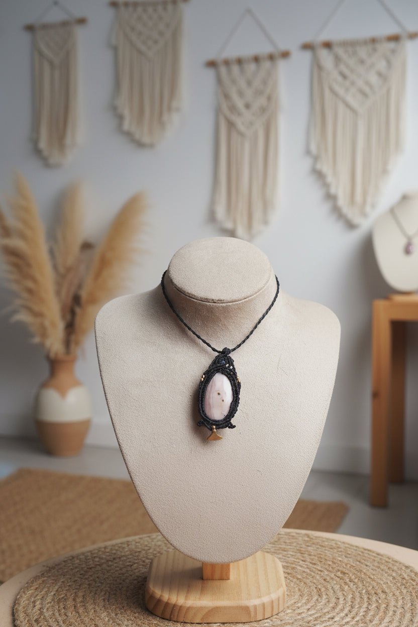 Collar Artesanal de Micromacramé Negro con Rodocrosita y Dije de Latón Hindú - My Cuqui Shop #