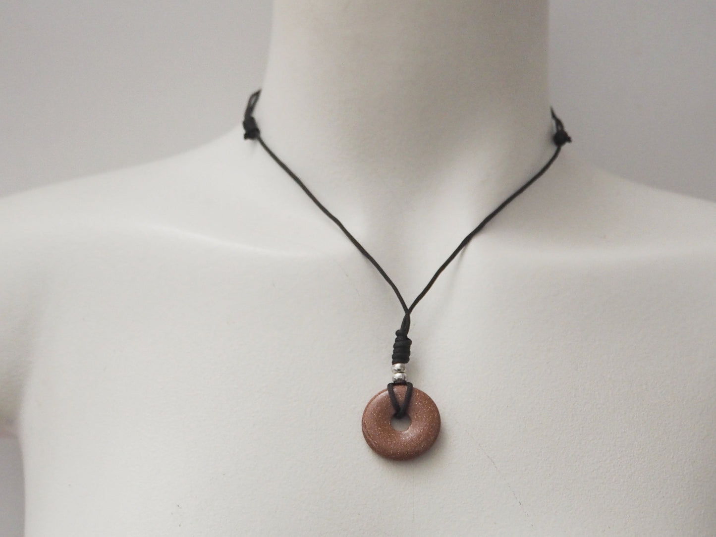 Collar "Destello Solar": Colgante Pi de Piedra del Sol, Pieza Única Artesanal - My Cuqui Shop #