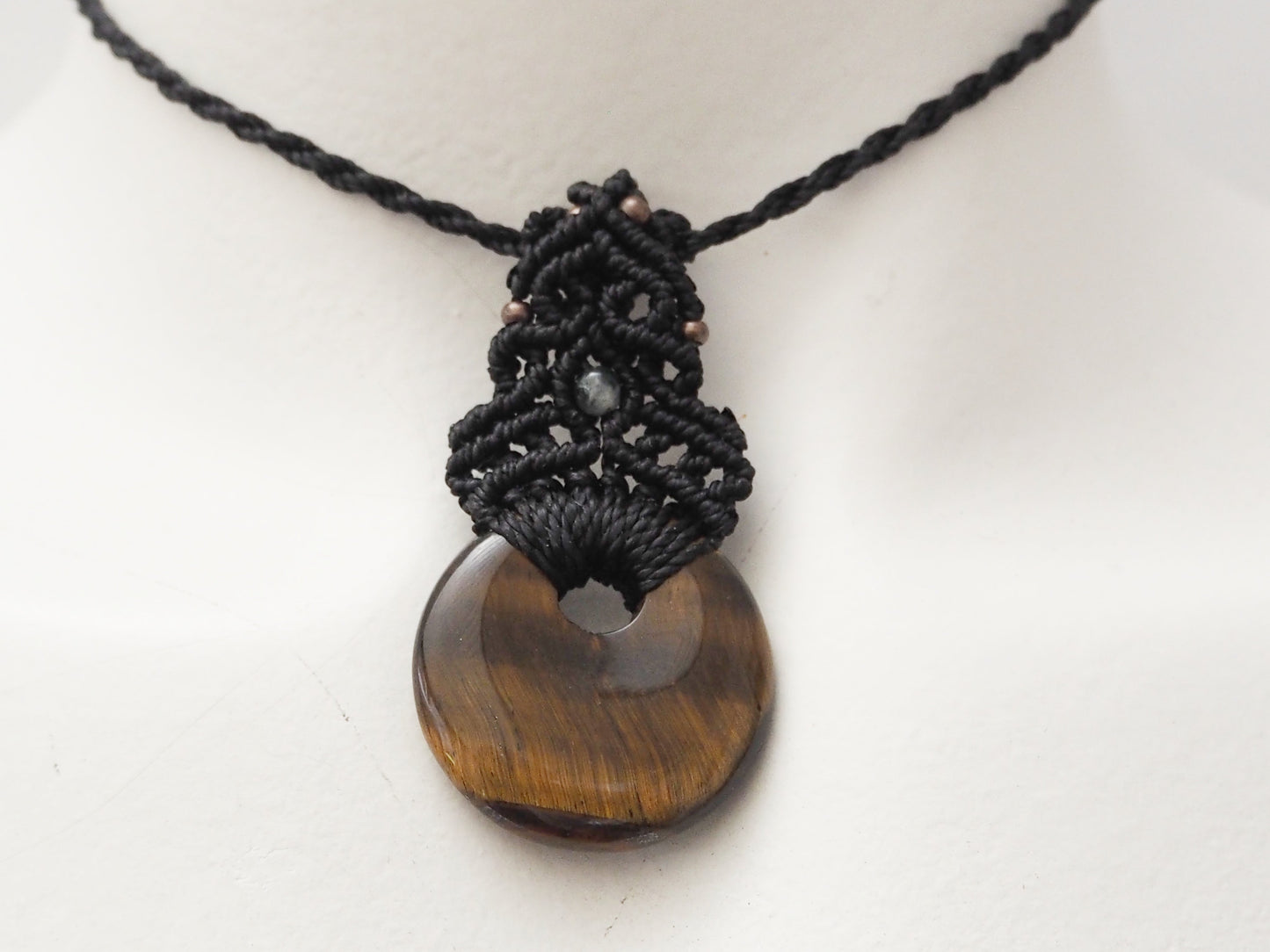 Collar Gargantilla "Fuerza Mística" en Macramé Negro con Ojo de Tigre Redondo - My Cuqui Shop #