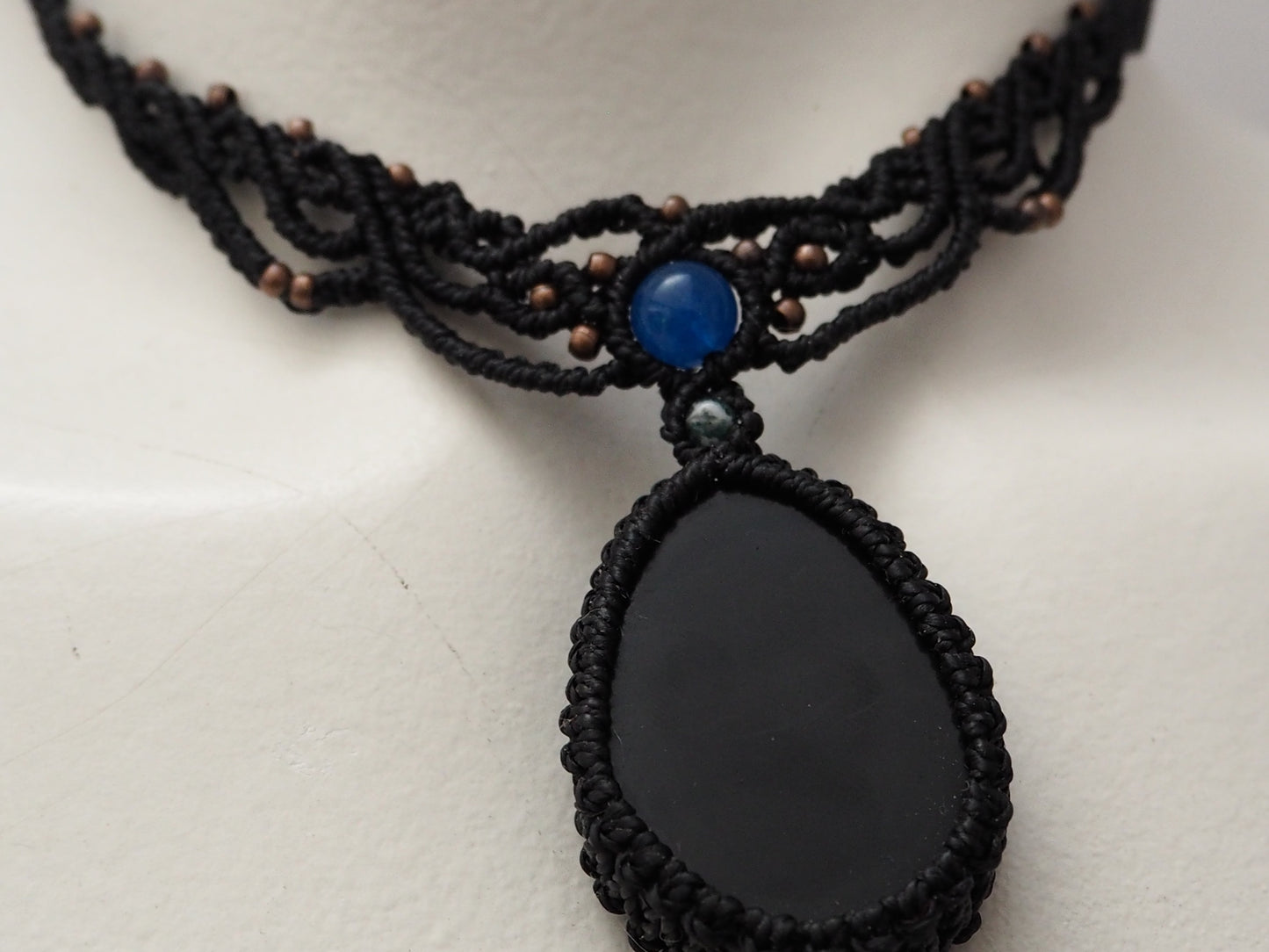Collar Gargantilla "Ónix Místico" en Macramé Negro con Detalles Azules - My Cuqui Shop #