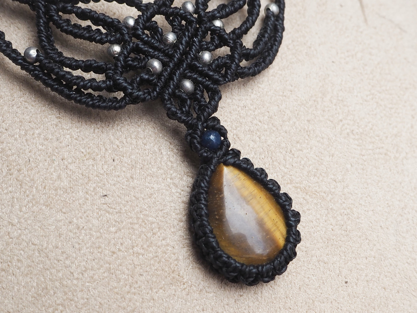 Collar macramé con piedra Ojo de Tigre - My Cuqui Shop #