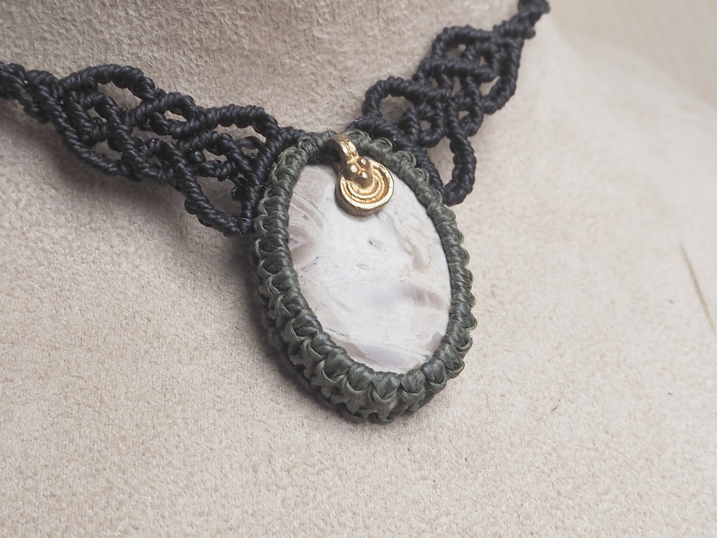 Collar/Choker de Micromacramé Negro Ágata de Encaje Loco (Crazy Lace Agate) - My Cuqui Shop #
