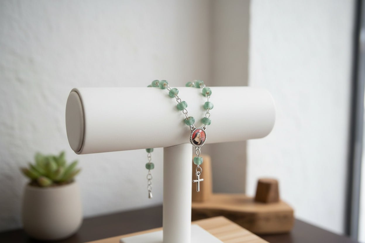 Decenario Pulsera Santa Rita de Casia - Cuentas de Cristal Verde Esperanza - My Cuqui Shop