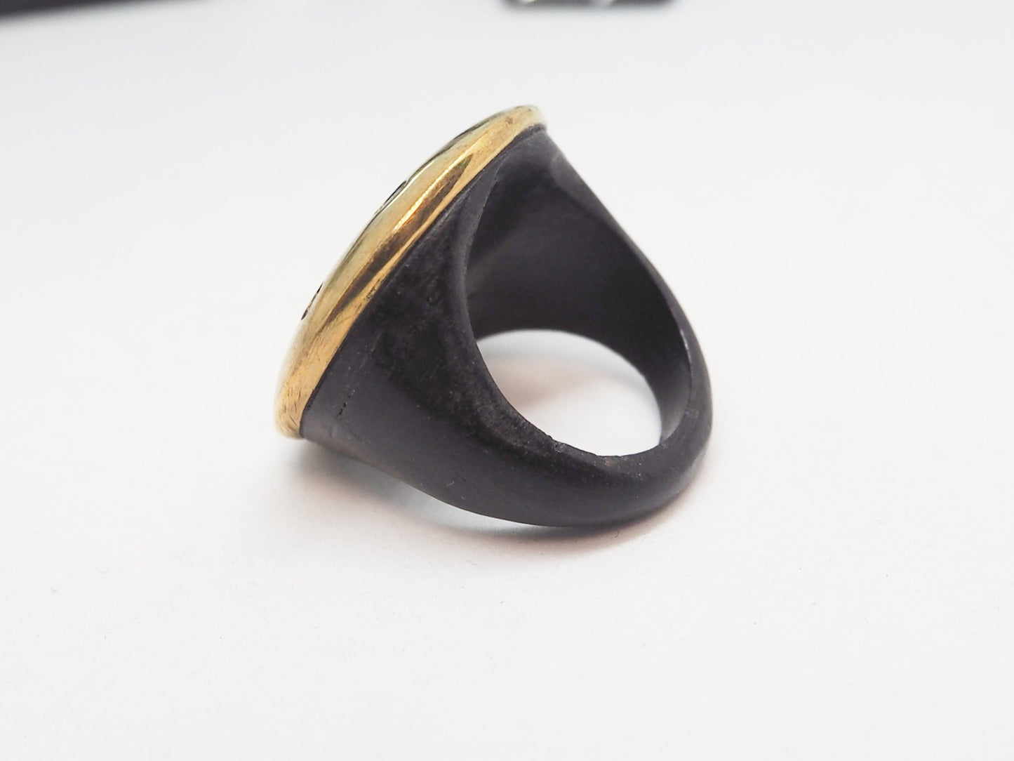 Diseño Robusto: Madera y Latón, Una Combinación Distintiva y Duradera. - My Cuqui Shop