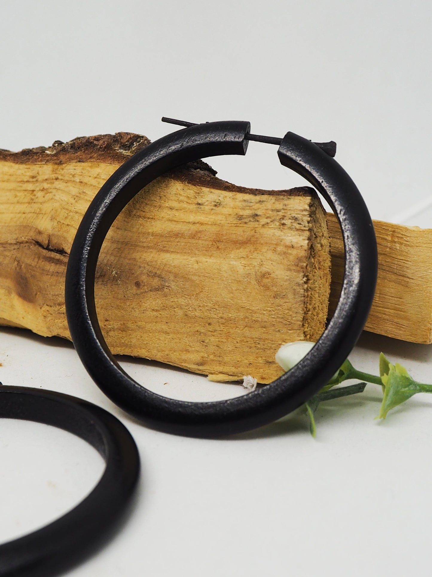 Pendientes Aros de madera color negro. Modelo light - My Cuqui Shop #