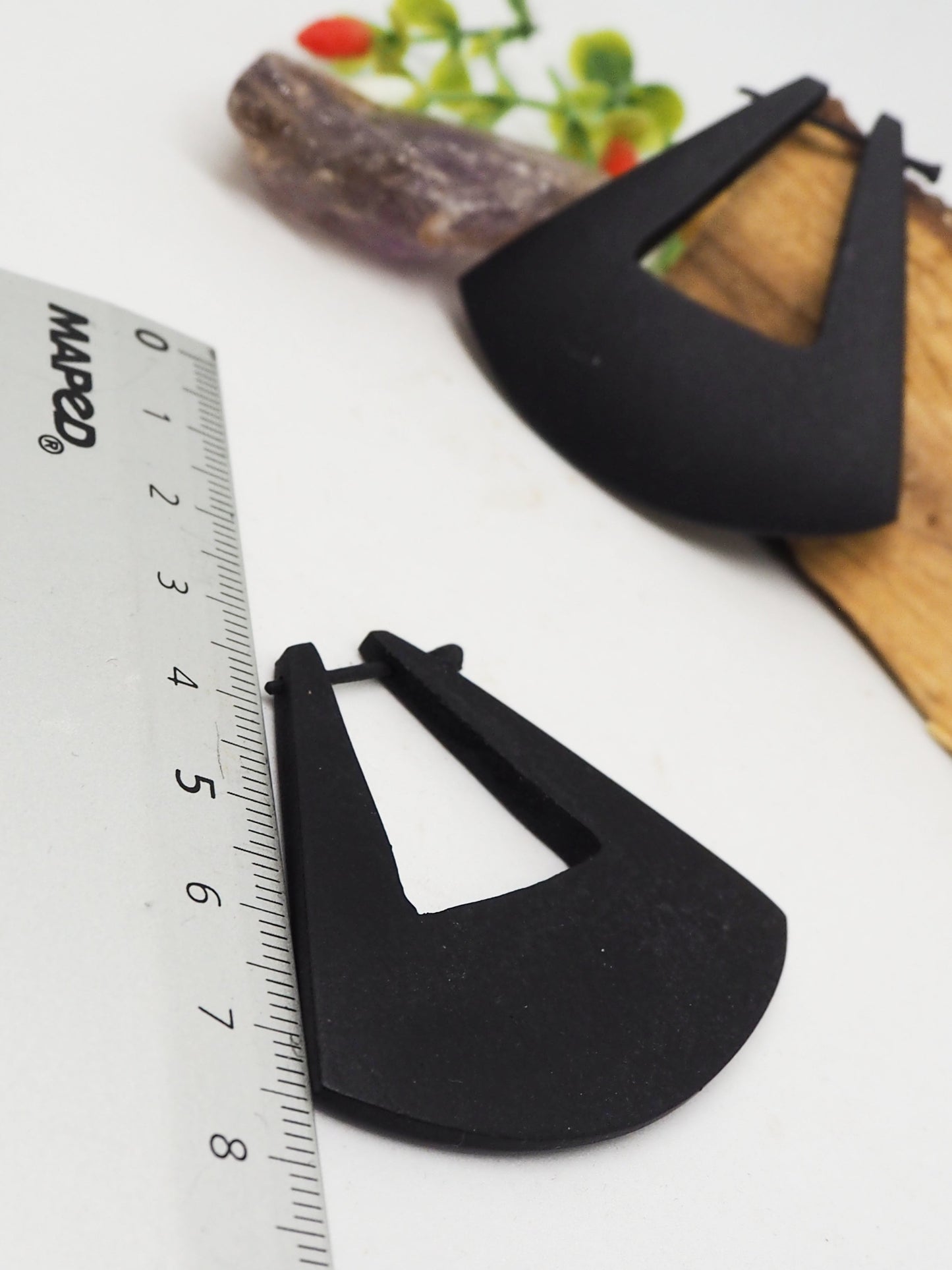 Pendientes de madera color negro. Modelo Triángulo - My Cuqui Shop #