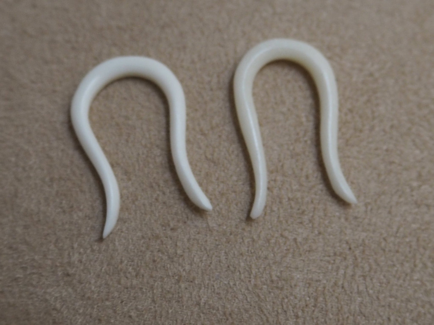 Pendientes Dilatadores Falsos Curvos (Fake Gauges) de Hueso de Yak - My Cuqui Shop