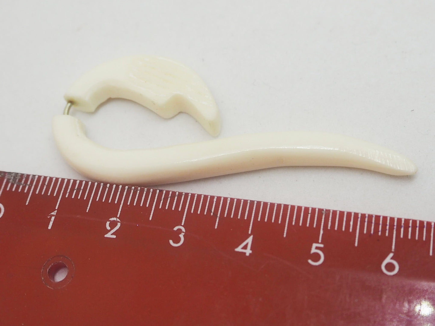 Pendientes Dilatadores Falsos (Fake Gauges) de Hueso Tallado a Mano con Diseño Tribal en Espiral - My Cuqui Shop