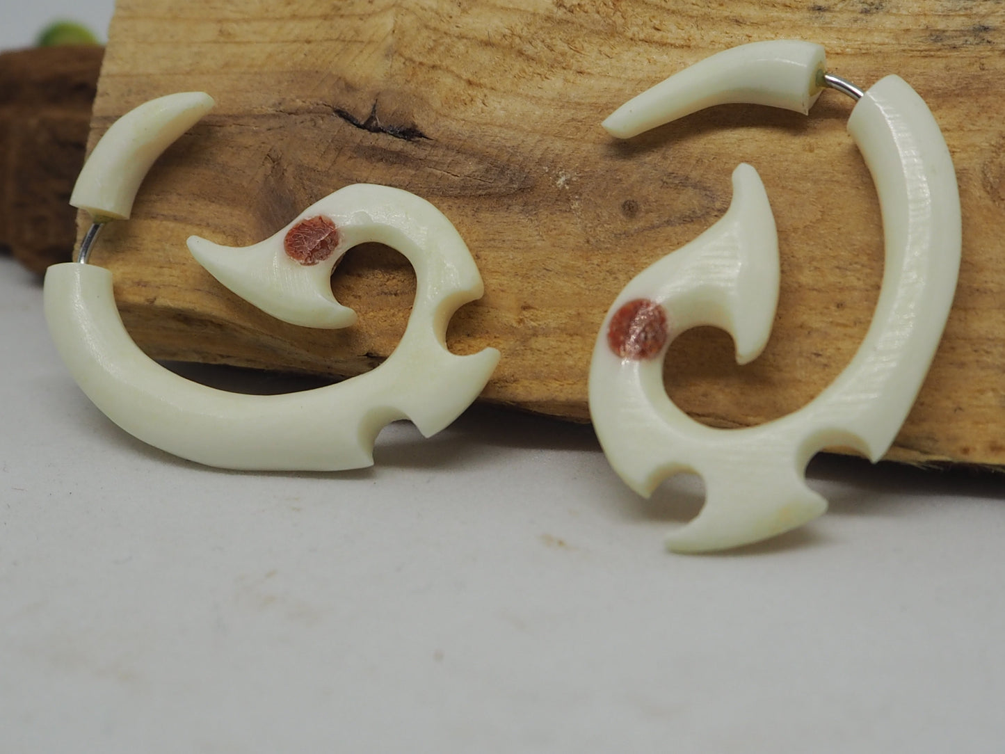 Pendientes Dilatadores Falsos (Fake Gauges) de Hueso Tallado con Detalle Tribal Rojo - My Cuqui Shop #