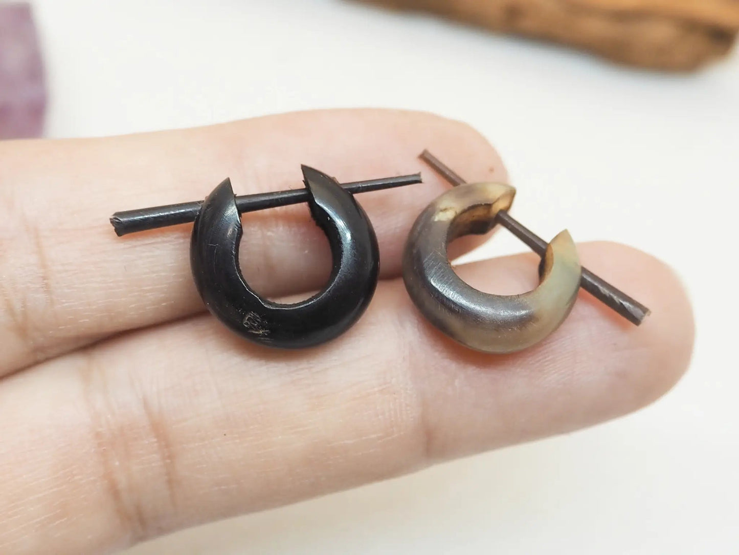 Pendientes Huggie Asta | en tonos oscuros - My Cuqui