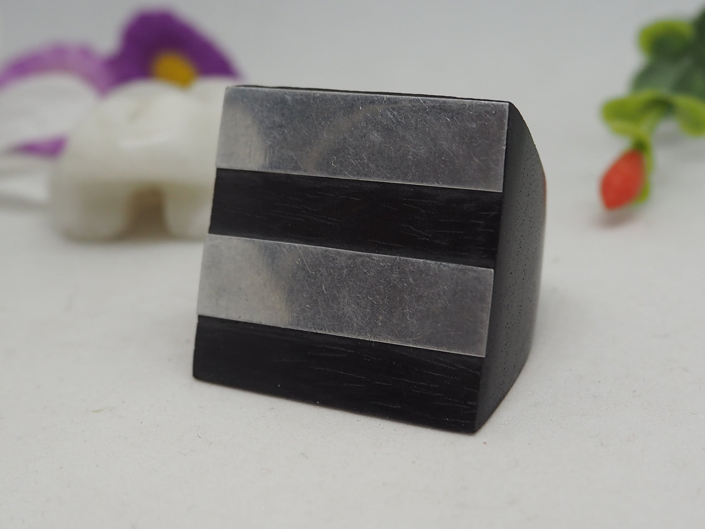 Pieza Única: Anillo Moderno Hecho a Mano con Ébano y Metal - My Cuqui Shop #