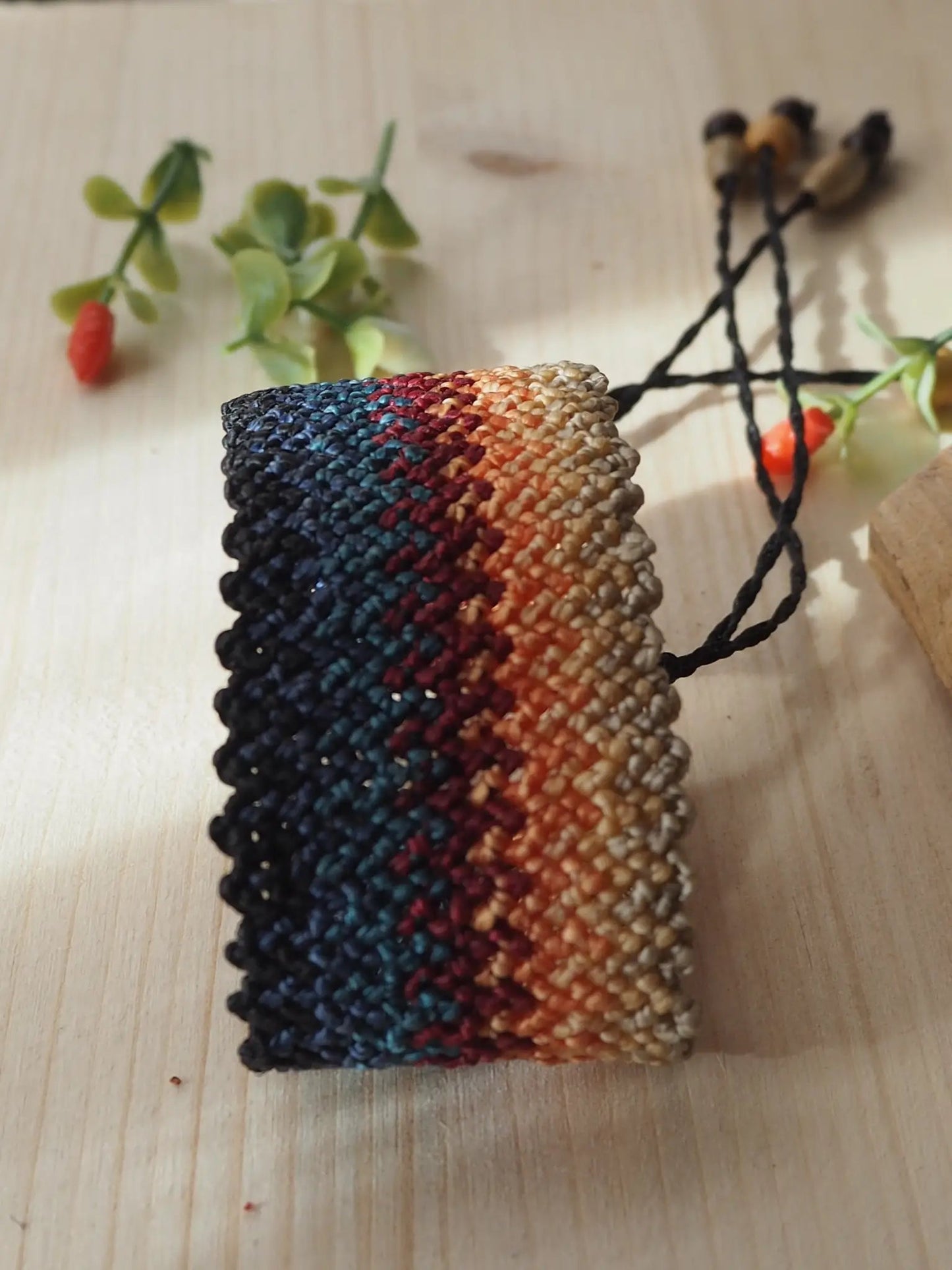 Pulsera en macramé ancha . Colores naranja y azul - My Cuqui