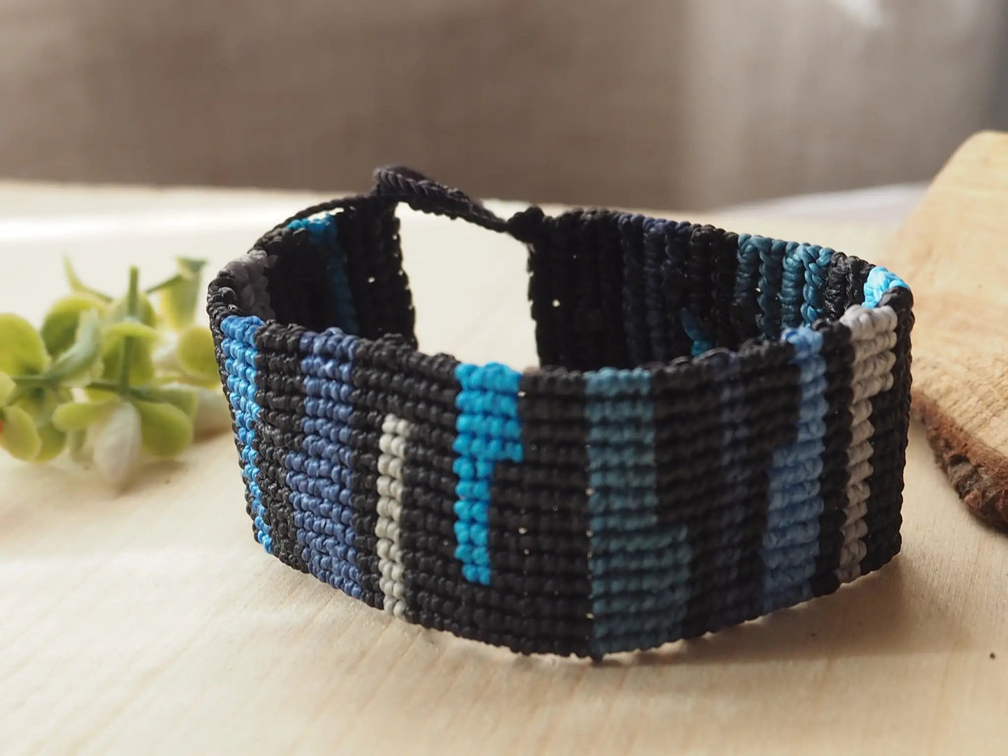 Pulsera en macramé en tonos negro y azules - My Cuqui