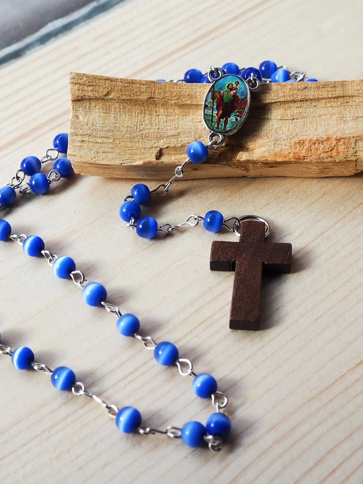 Descubre esta joya artesanal que es una verdadera pieza única: un rosario cuquis dedicado a Rosario de San Cristóbal