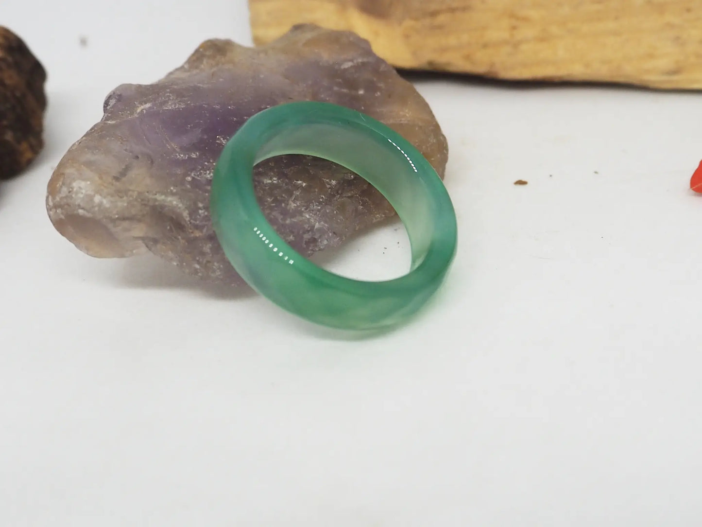 Anillo Elegante de Ágata Verde Natural - Banda Sólida y Diseño Único
