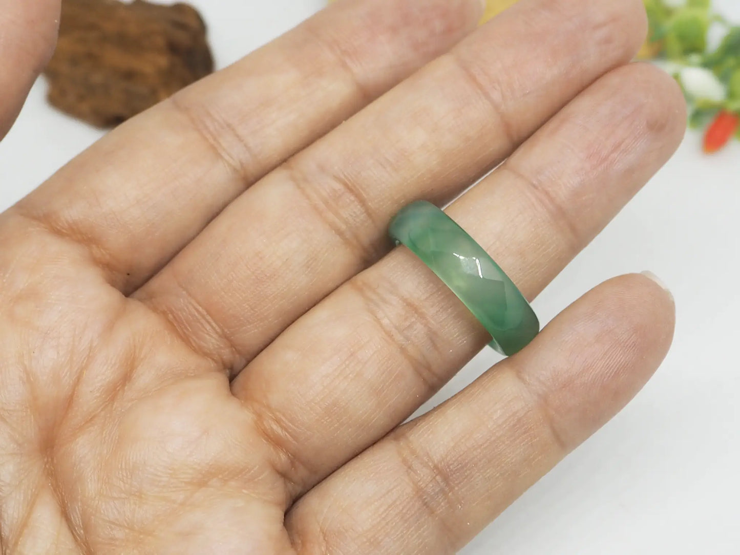 Anillo Elegante de Ágata Verde Natural - Banda Sólida y Diseño Único