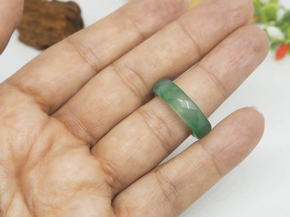 Anillo Elegante de Ágata Verde Natural - Banda Sólida y Diseño Único