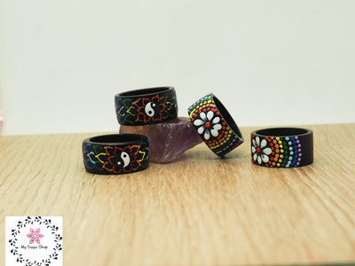 Anillos de madera pintados