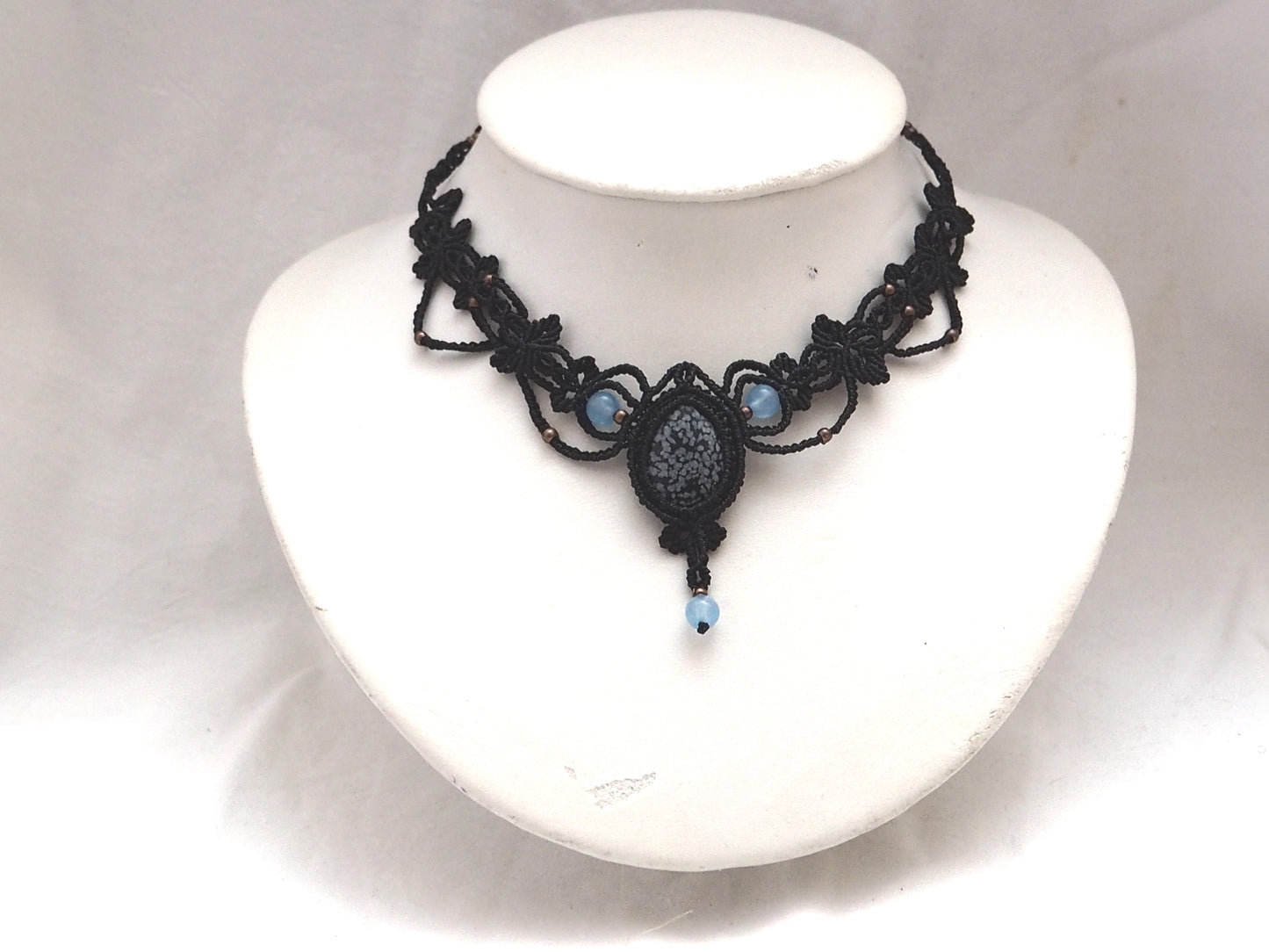 Collar en macramé con Pietersita cuarzo y Aguamarina