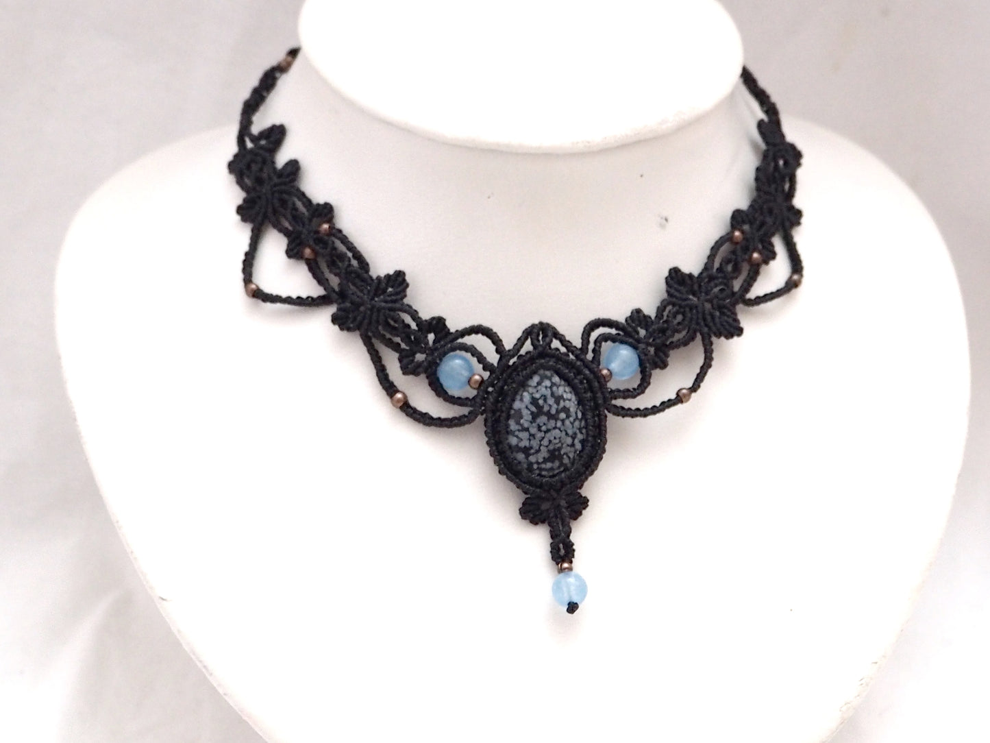 Collar en macramé con Pietersita cuarzo y Aguamarina