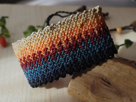 Pulsera en macramé ancha . Colores naranja y azul