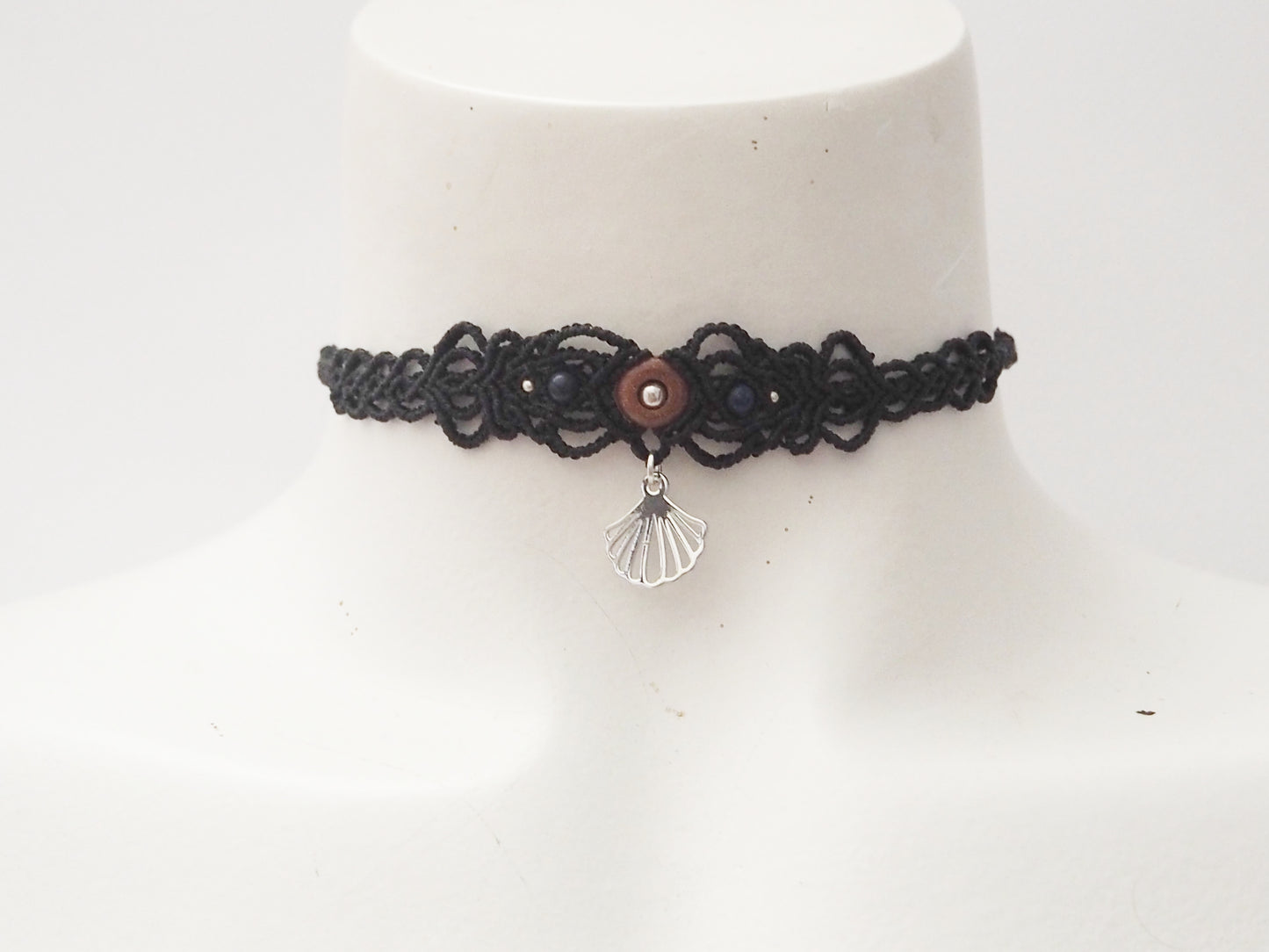 Cocker negro con piedra del sol