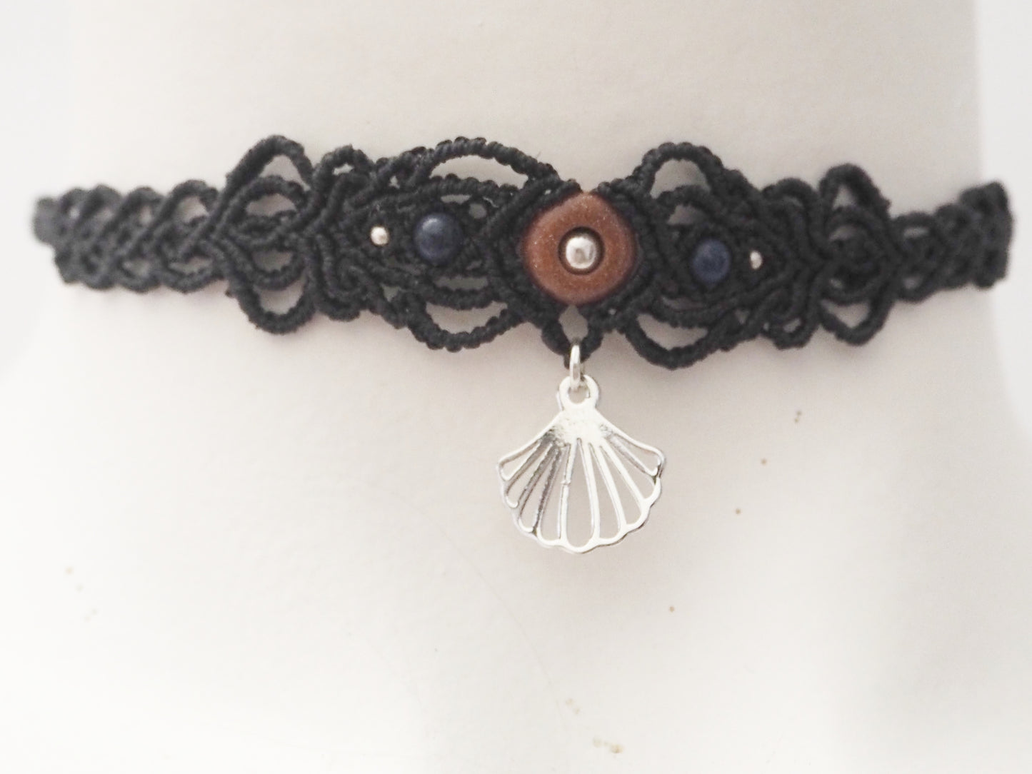 Cocker negro con piedra del sol