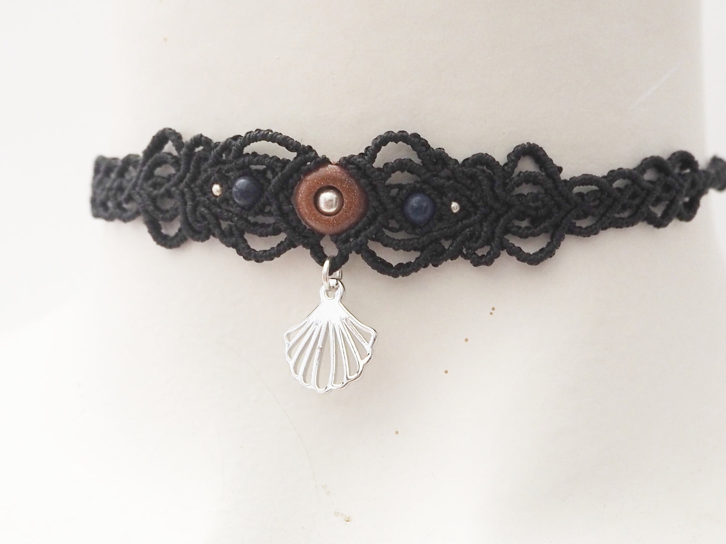 Cocker negro con piedra del sol