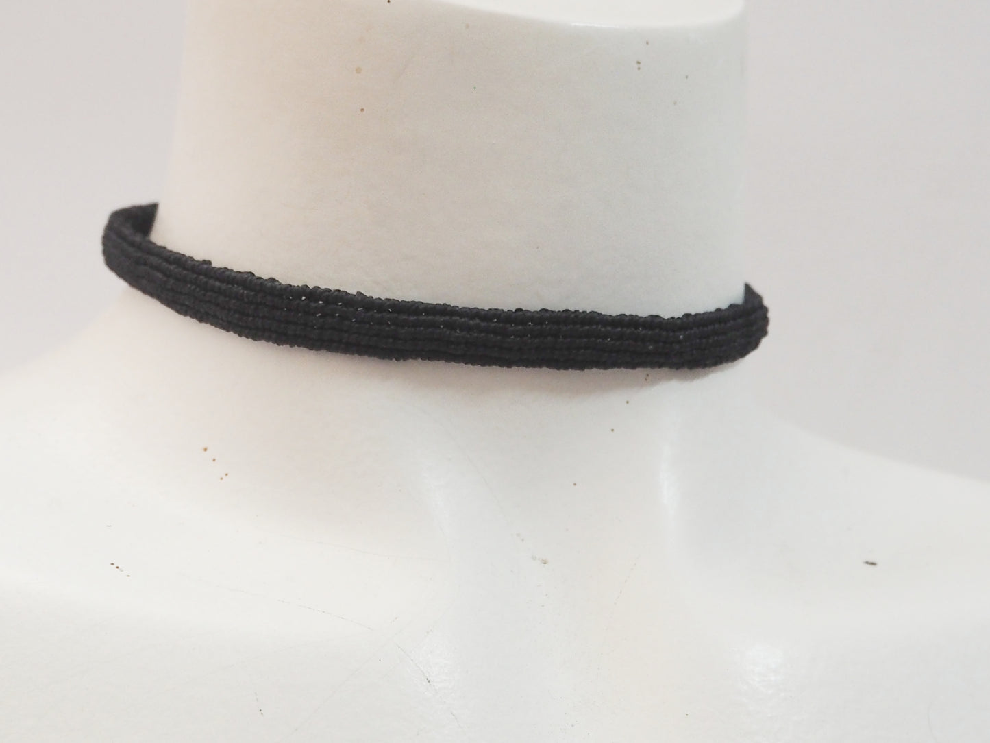 Choker Minimalista: Elegancia en Negro Absoluto