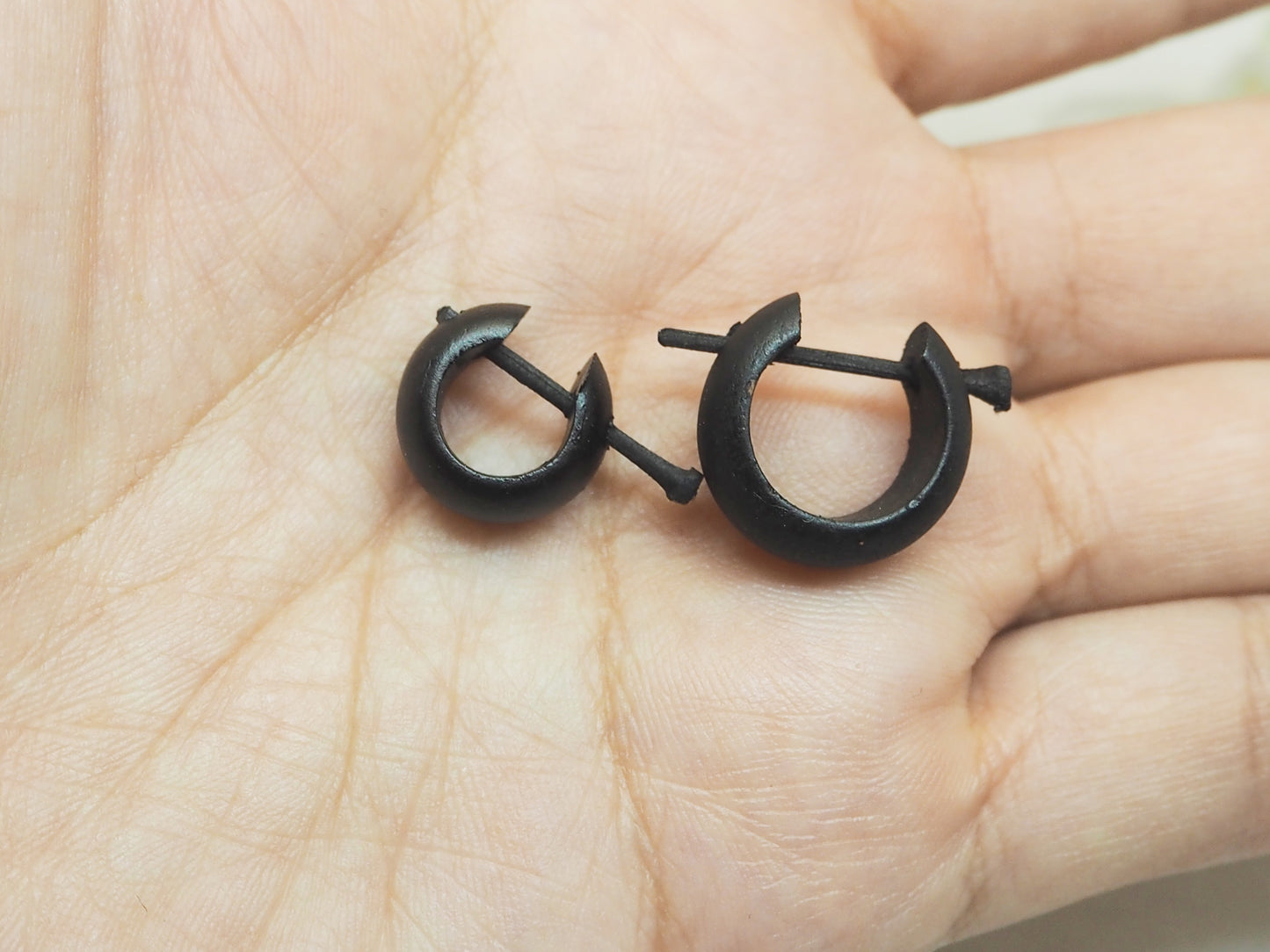 Pendientes de madera color negro