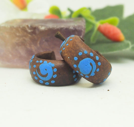 Pendientes de madera pintados
