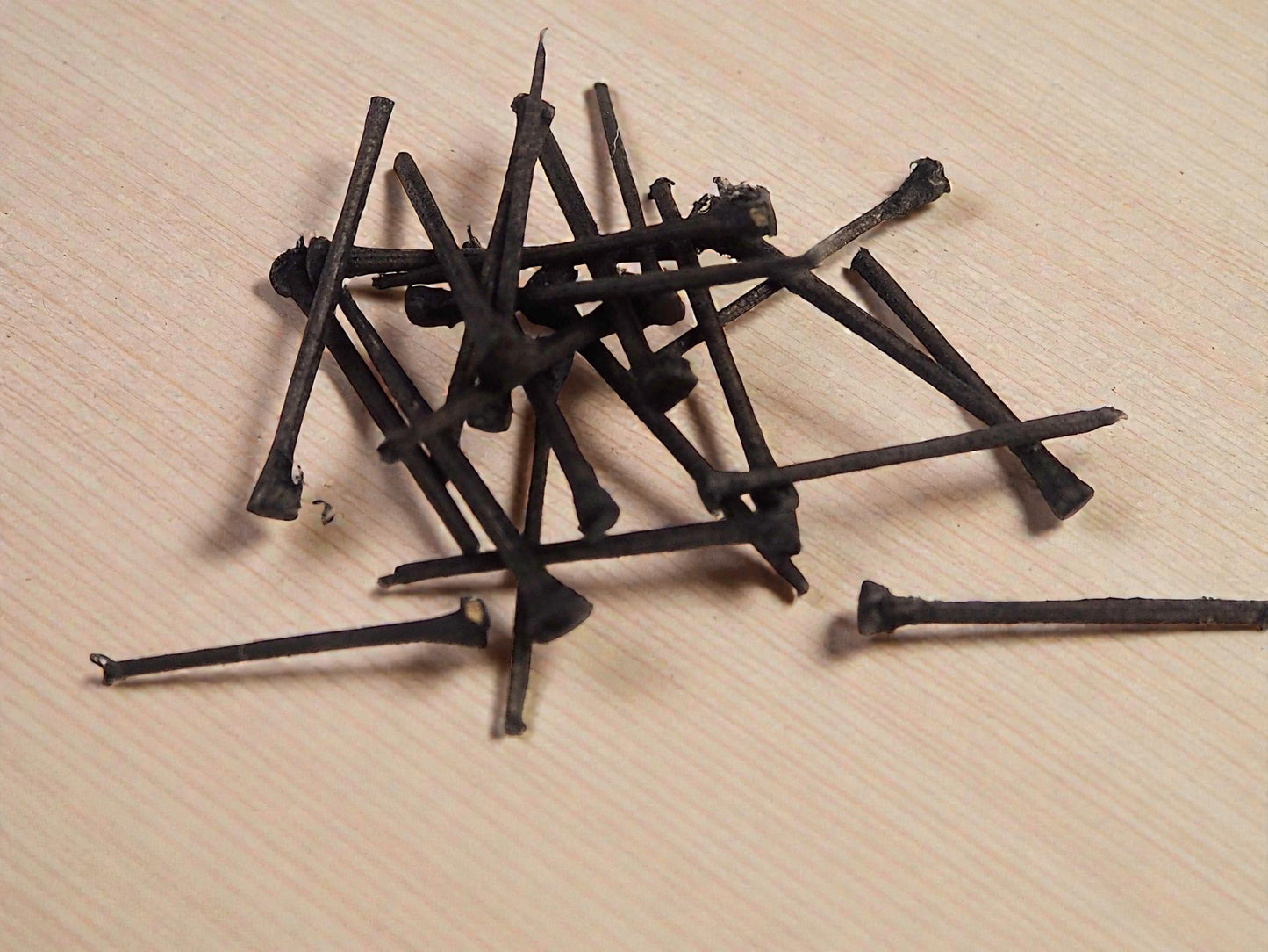 Pendientes de madera color negro