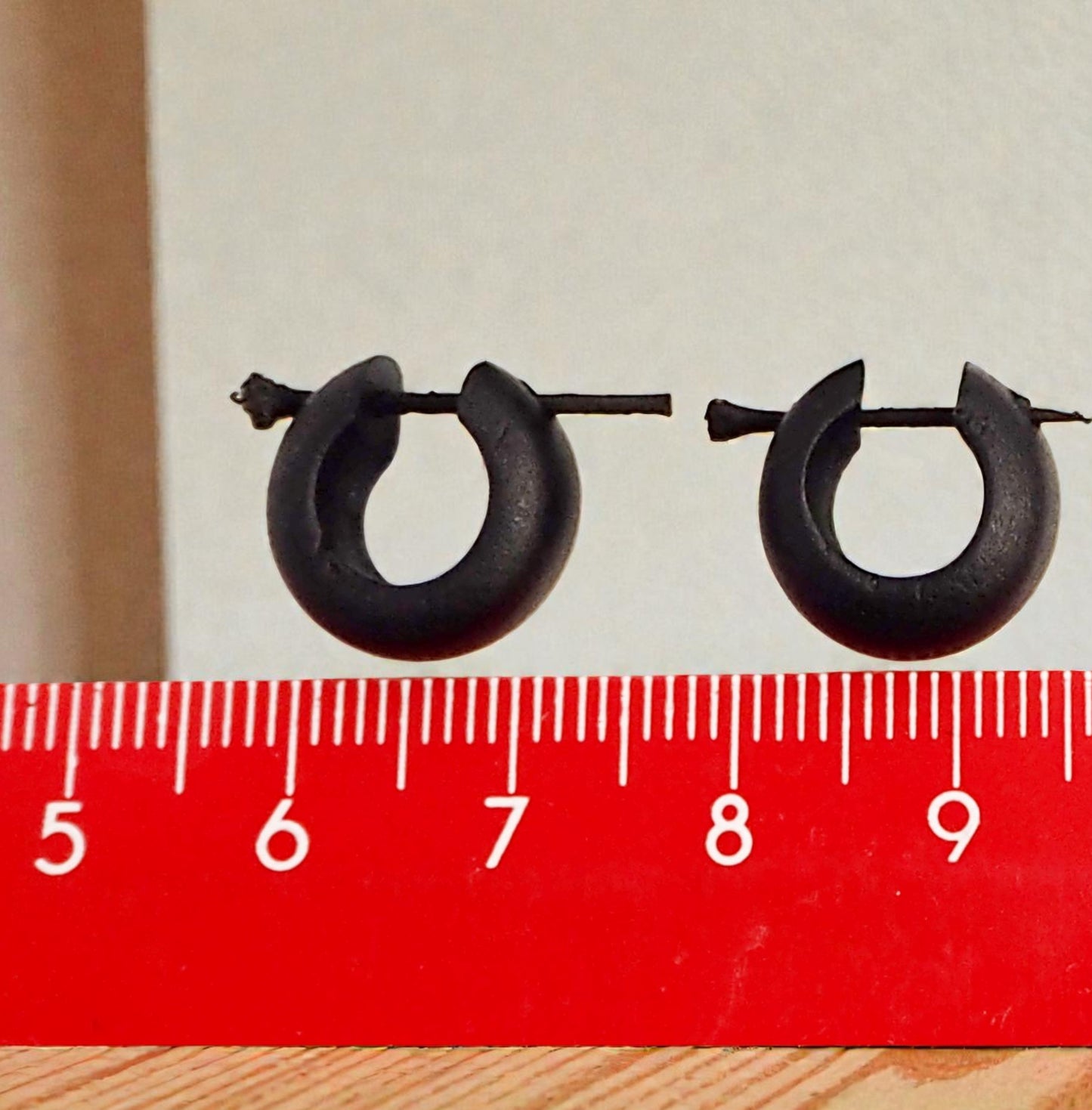 Pendientes de madera color negro