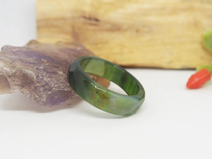 Anillo Alianza de Ágata Verde Oliva Natural - Tonos Profundos y Diseño Único - My Cuqui Shop