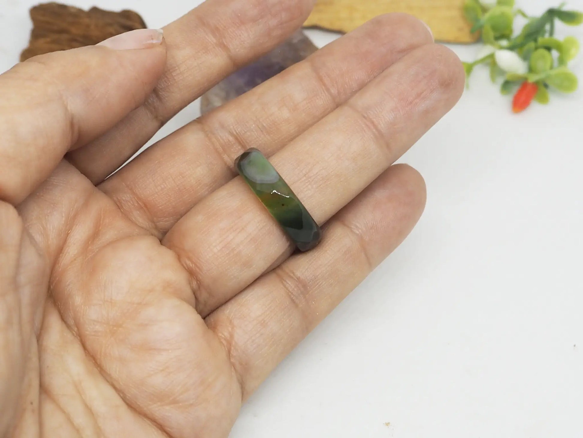 Anillo Alianza de Ágata Verde Oliva Natural - Tonos Profundos y Diseño Único - My Cuqui Shop