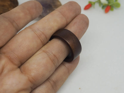 Anillo Alianza de Madera Marrón Natural - Elegancia Rústica y Minimalista - My Cuqui Shop