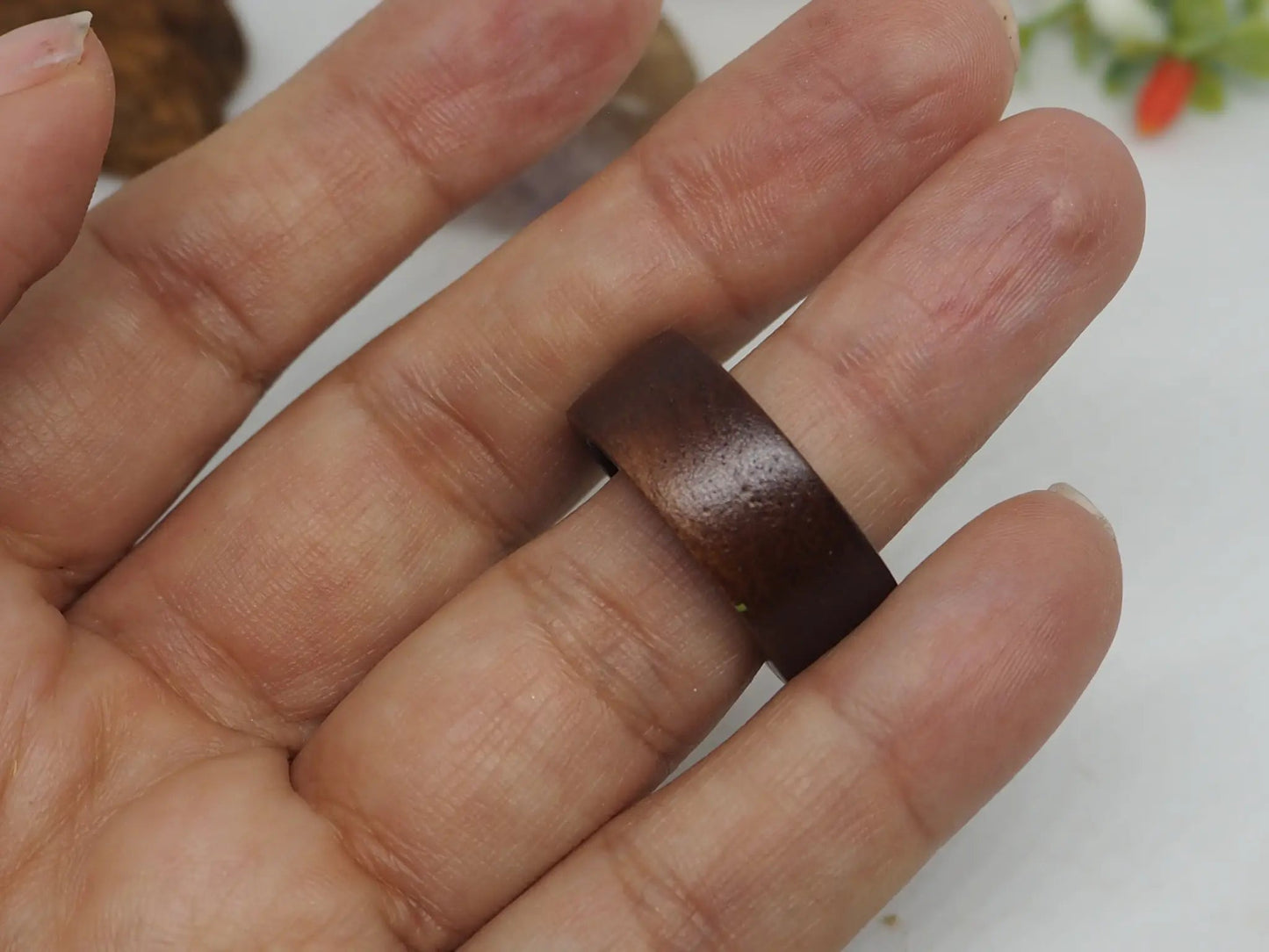 Anillo Alianza de Madera Marrón Natural - Elegancia Rústica y Minimalista - My Cuqui Shop