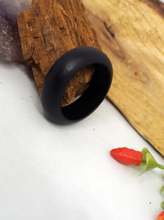 Anillo Alianza de Madera Negra Natural - Estilo Minimalista y Ecológico - My Cuqui Shop