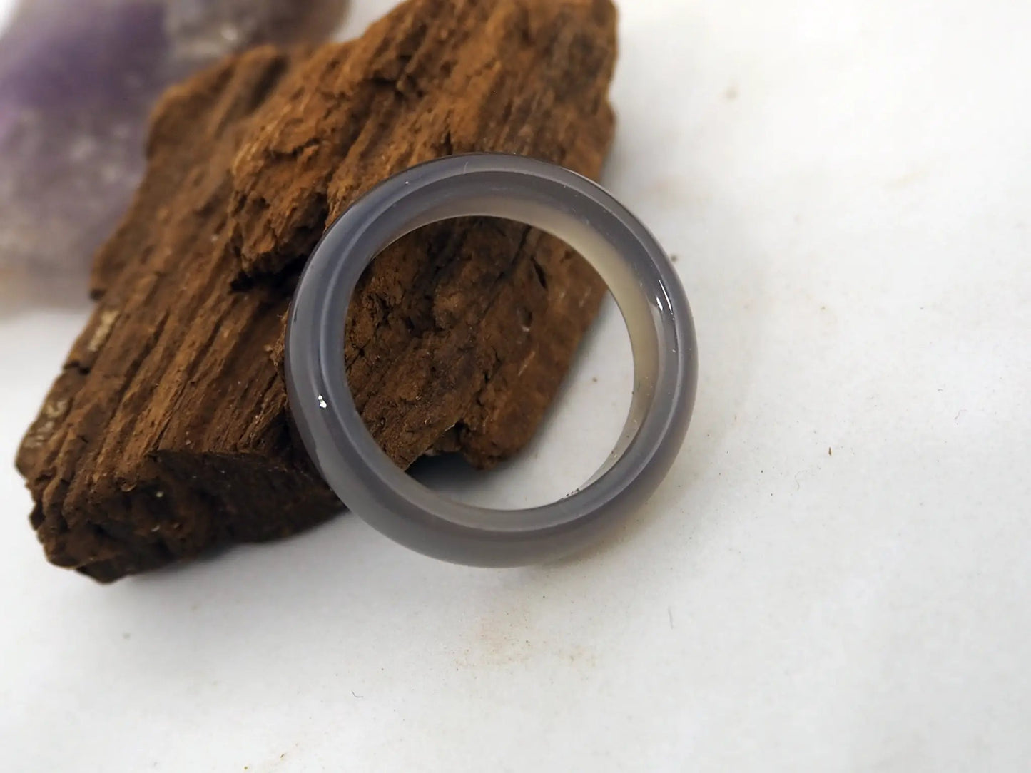 Anillo Elegante de Ágata Gris Humo Natural - Banda Sólida y Estilo Sereno - My Cuqui Shop