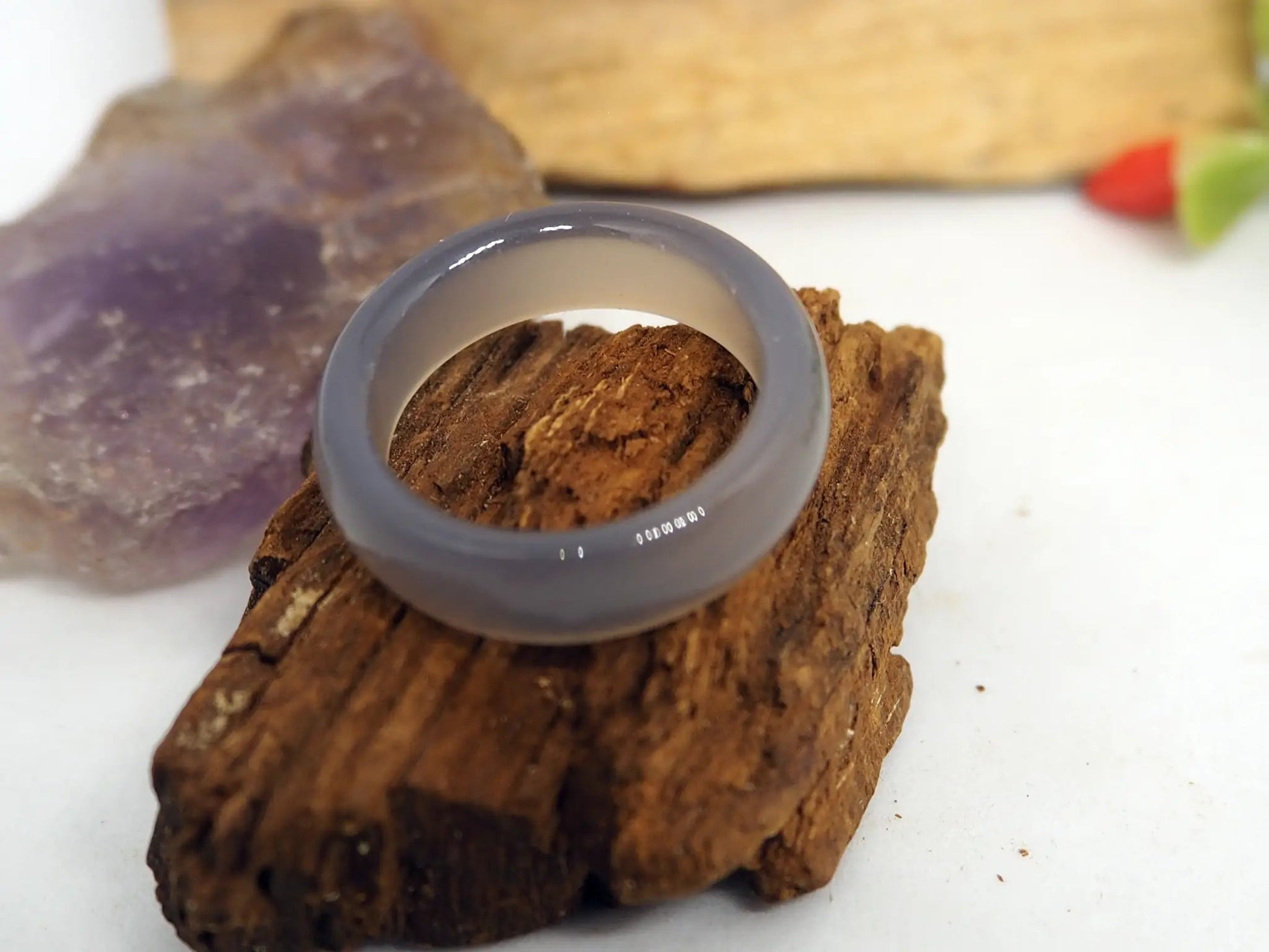 Anillo Elegante de Ágata Gris Humo Natural - Banda Sólida y Estilo Sereno - My Cuqui Shop